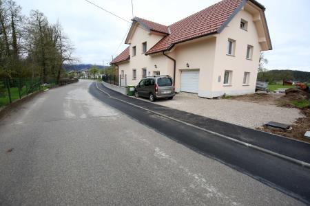 PLOČNIK DOLENJA VAS 01 FOTO LJUBO VUKELIČ